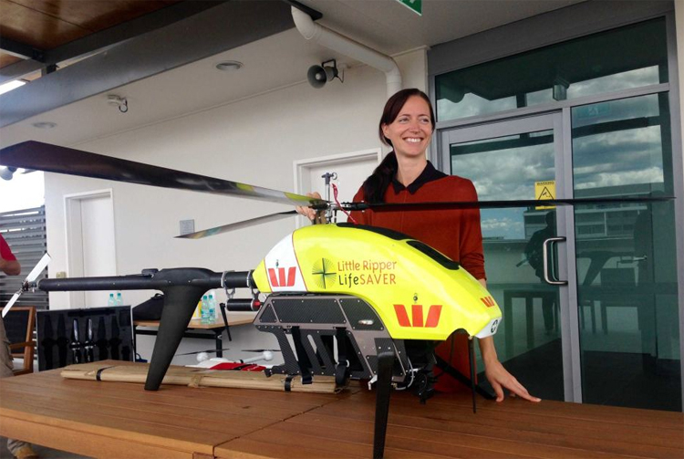 Drone redt Australische tieners in ruige zee