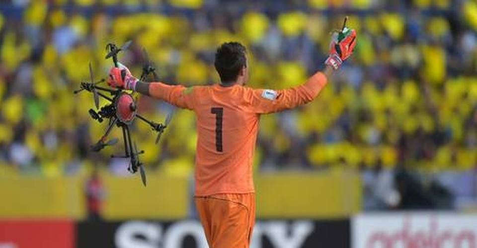 keeper doelman drone veld voetbal uruguay ecuador