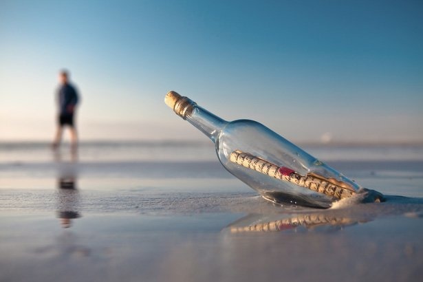 fles-aangespoeld-drone-ameland-strand-politie